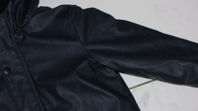 110-116 HEMA regenjas zwart met werkje detail