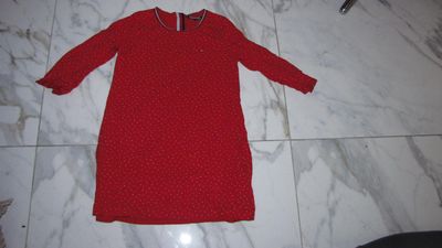 128-134 TOMMY HILFIGER rode jurk met werkje 24,50