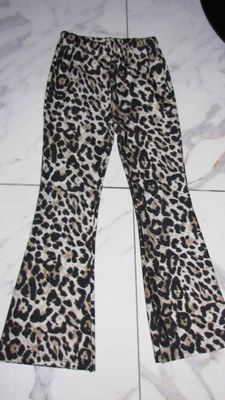 134-140 LUIPAARD flared broek 15,00