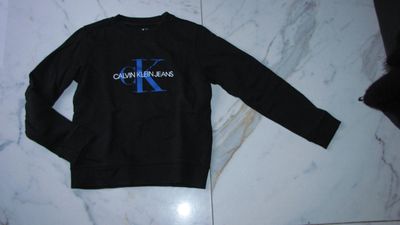 140 CALVIN KLEIN zwarte sweater 17,50