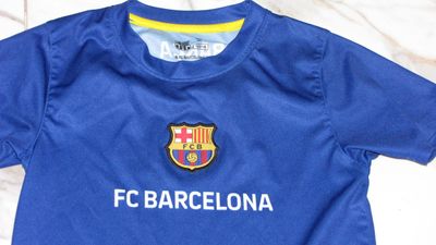 122-128 FC BARCELONA voebaltenue detail