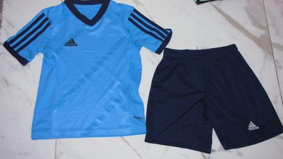 128 ADIDAS sportset zwart blauw 17,50
