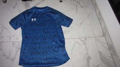 medium UNDER ARMOUR shirt fittted 17,00
