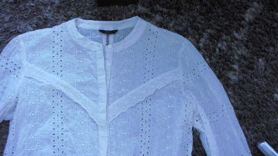 40 ONLY broderie detail