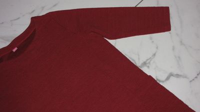 46 KYRA & CO bordeaux jurk detail