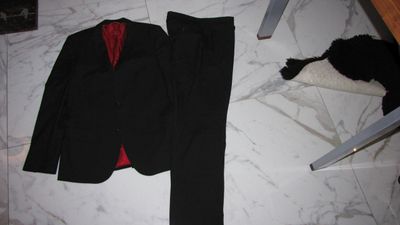 50 HUGO BOSS wollen kostuum 75,00