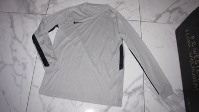large NIKE DRY FIT  grijs  17,00