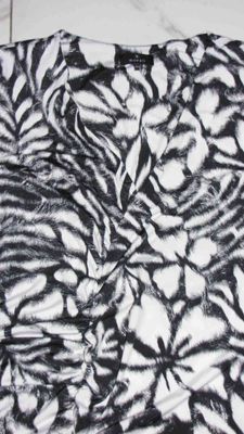 44 MONARI zwart wit jurk detail