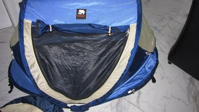 CAMPING bedje met slaapzak detail