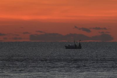 6P5A6492 Early morning trawling.jpg