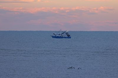 6P5A6896 Fishing boat off IOP.jpg
