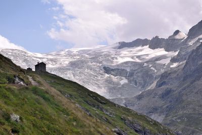 Bricola hut