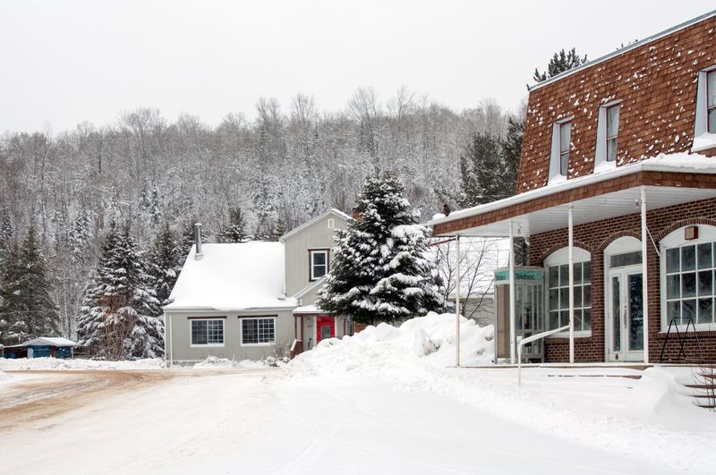 Le magasin général et la vieille école