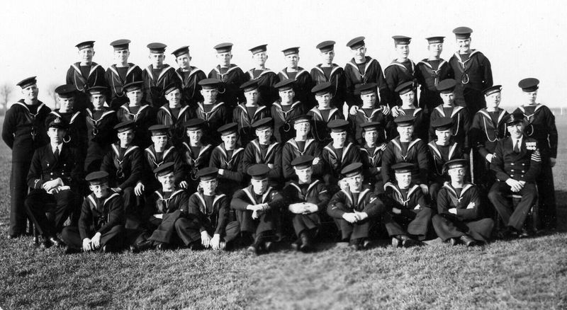 UNDATED - UNKNOWN CLASS WITH SUB LT. AND PETTY OFFICER..jpg