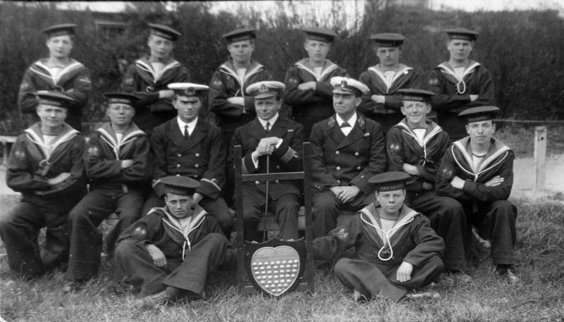 UNDATED - CLASS OF BUNTINGS WITH TROUPHY, POSSIBLY SUB. LT. HERBERT..jpg