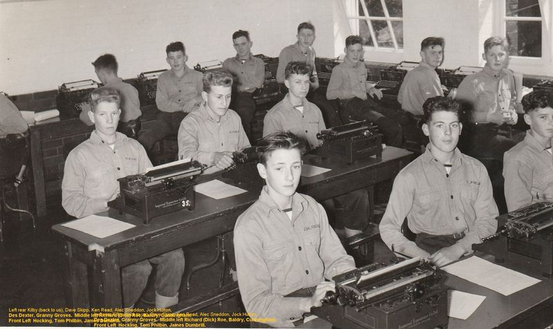 1960 - RICHARD W. ROE, COMMUNICATIONS CLASS LEARNING TO TOUCH TYPE, NAMES ON PHOTO.jpg