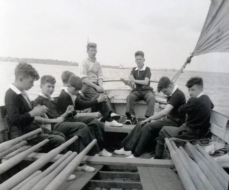 1958-1959, 11TH FEBRUARY - JOHN POTTER, FROBISHER, 36 MESS, 201 BUNTINGS CLASS, 392 SPARKERS CLASS, CUTTERS CREW, NAMES BELOW