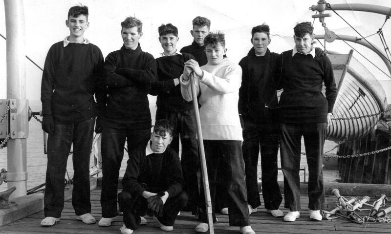 1960, 11TH OCTOBER - RAY HOSKINS, KEPPEL, 88 CLASS, 7 MESS, 04, BOAT CREW.jpg