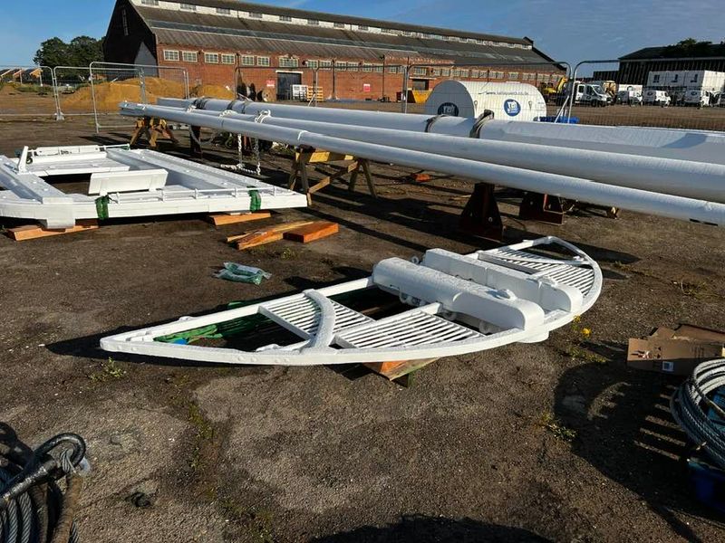 2023, 9TH AUGUST - JIM DINES, TOPS PLATFORM ON AND FITTED, TOPMAST UP AND FITTED, 01.jpg