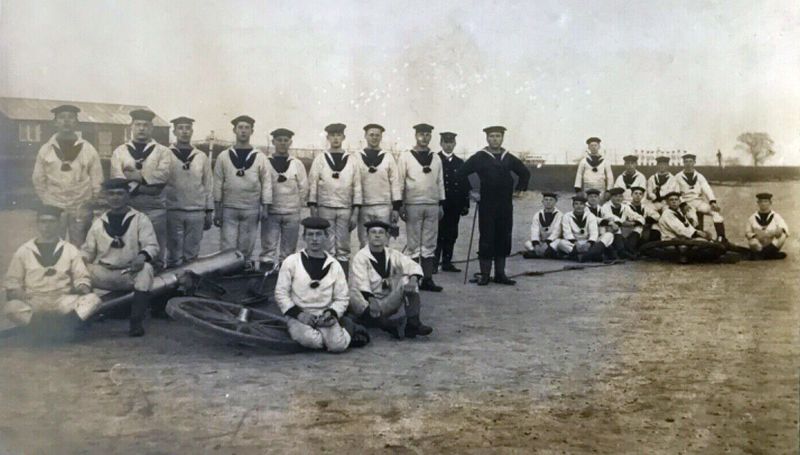 UNDATED - FIELDGUN CREW, WITH OFFICER AND INSTRUCTOR.jpg