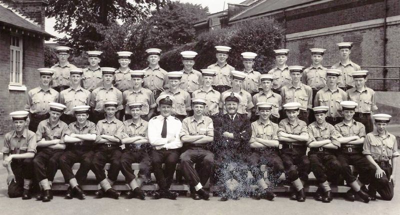 1971 - PETER CHATTEN, 02., I AM 4TH FROM LEFT IN THE MIDDLE ROW, MORE NAMES BELOW.jpg
