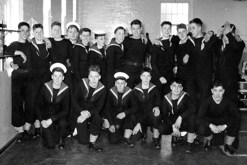 1961, NOVEMBER - DAVID BRIGHTON 45 RECR., COLLINGWOOD, 391 CLASS IN 43 MESS.jpg