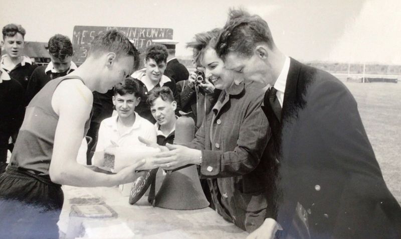 1961, FEBRUARY - MICHAEL WOOD, 02., 38 RECR., FROBISHER, DO LT. CDR. KITCH4NER, SPORTS DAY, DO AND HIS WIFE PRESENTING THE CAKE