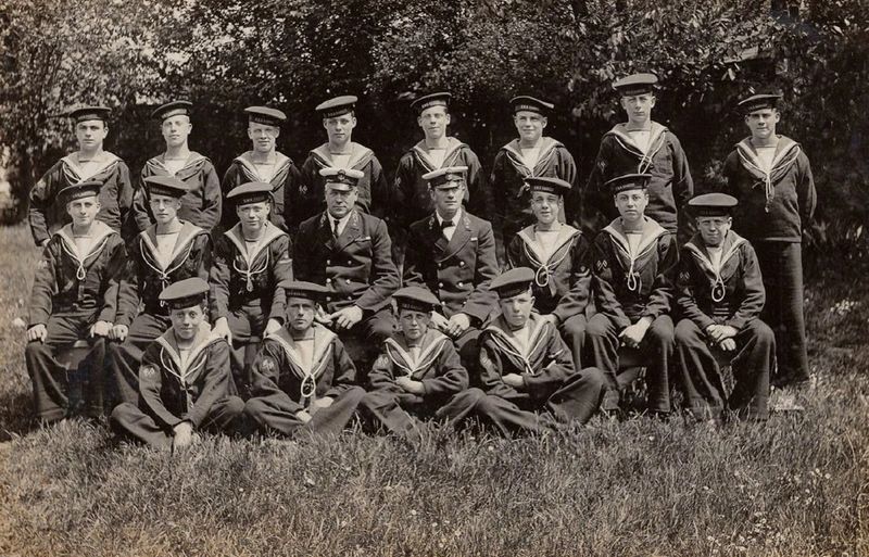 UNDATED - UNKNOWN CLASS OF BUNTINGS WITH 2 C.P.O. INSTRUCTORS.jpg