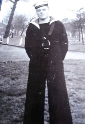 1971-72 - LEE BARNETT, MEMBER OF SEAMANSHIP STAFF, HERE I AM IN 1960 AT SHOTLEY