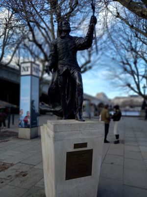 sir laurence oliver statue