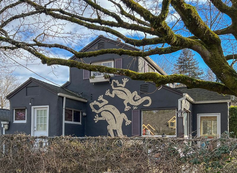 House dcor in Milwaukie, Oregon