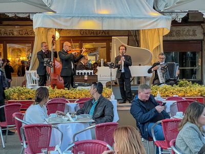 Dining entertainment