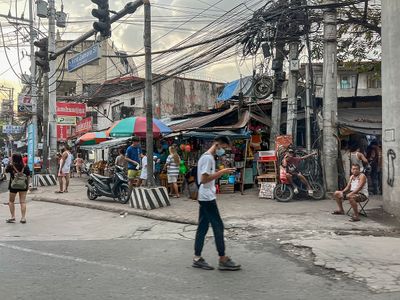 Manila street scene (and ‘This trip is cursed’)