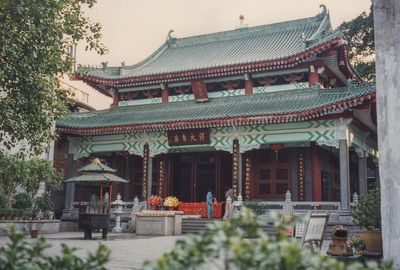 Temple in Guangzhou and our fraught departure from China