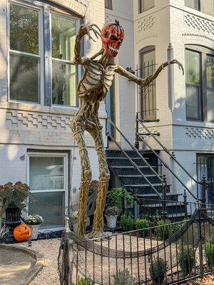 Capitol Hill goes all out for Halloween (3/8)