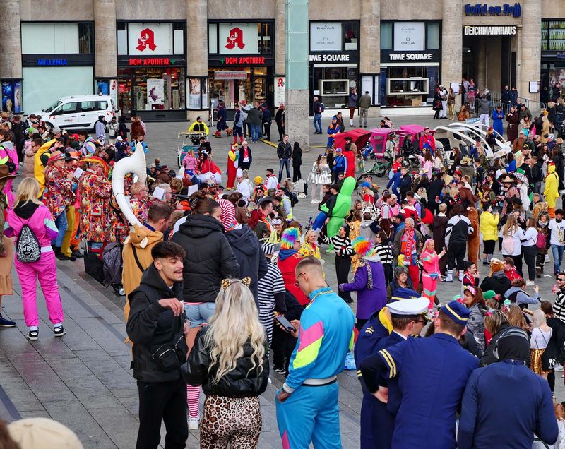 Koln: the carnival, on the plaza in front of the train central station. 