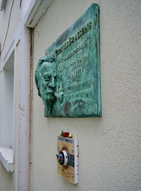 The 3D Brassens commemorative plaque is nice indeed. 