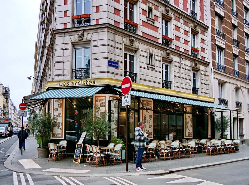 Restaurant-bar at Rue Didot.