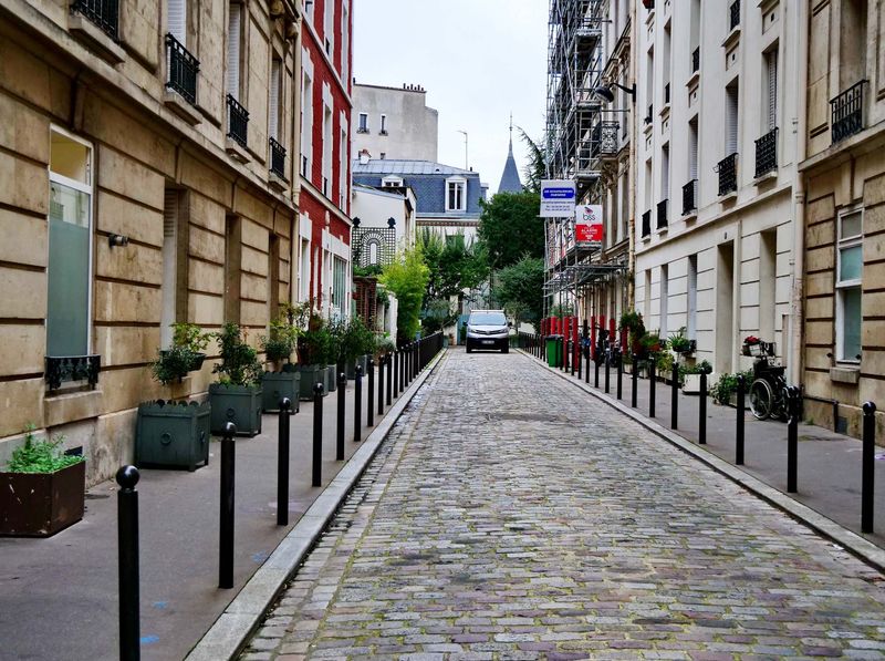 Passage by rue Didot. 