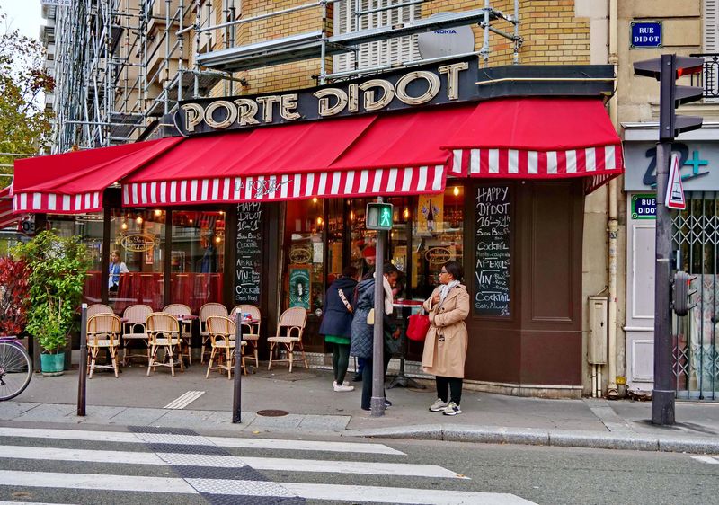 Restaurant-bar at Rue Didot.