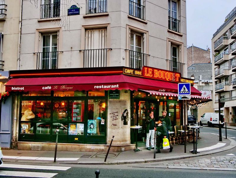 At rue Losserand. Written on the wall:  The loneliness is the price for the lucidity. Do you agree? 