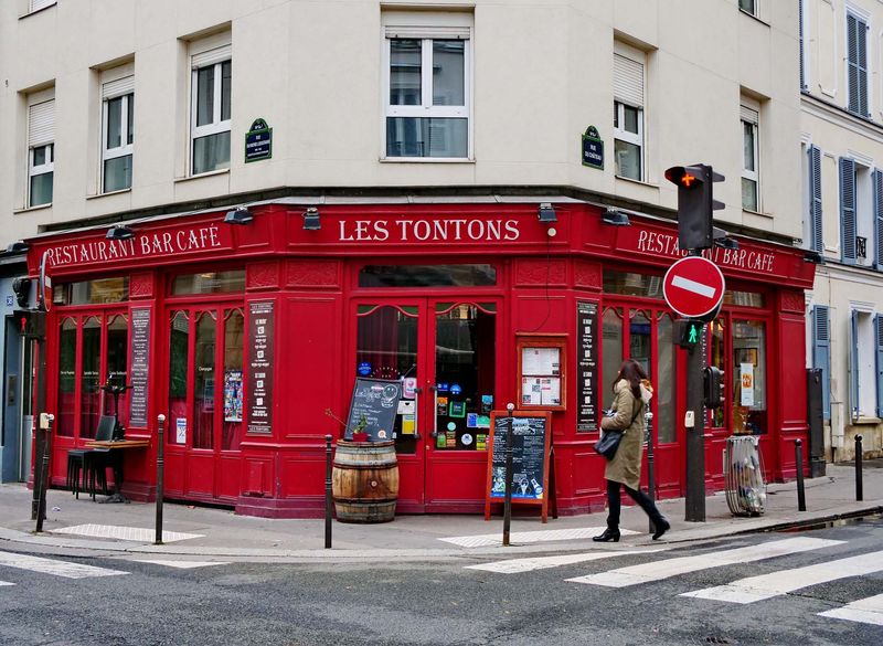 Restaurant-bar at rue Losserand. 