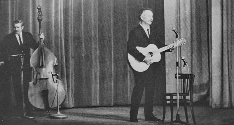 Brassens and the bassist Pierre Nicolas; friends and musician partners for Brassens' entire artistic life. 