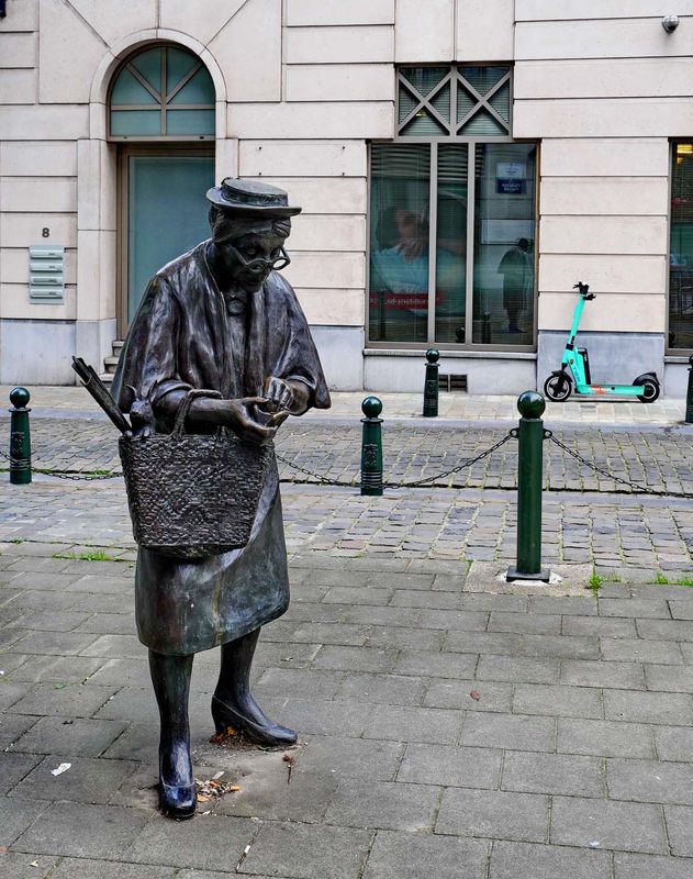 A curious statue (among many others). 