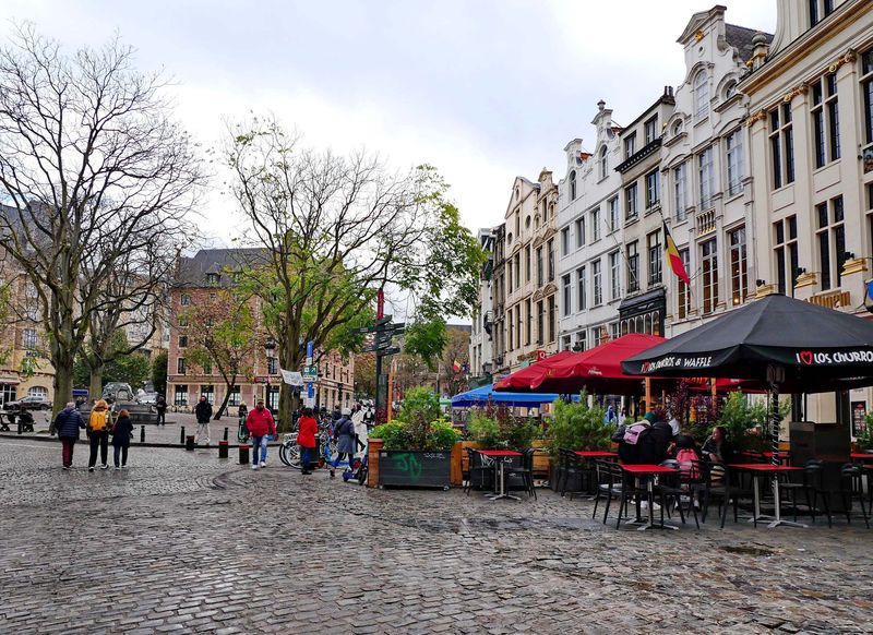 On streets, near la Galerie de la Reine. 