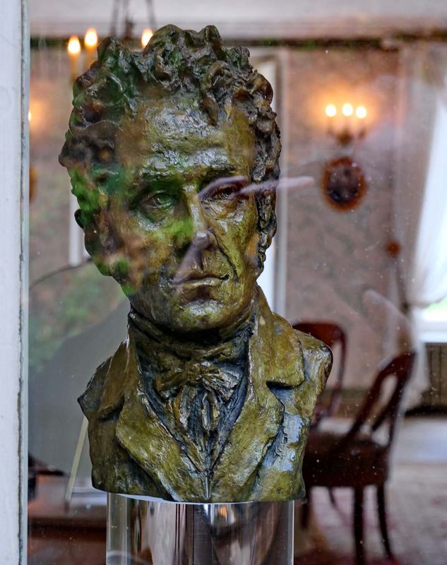 Chateaubriand's bust. 