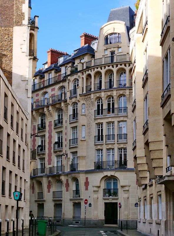 Another nice building at the corner of rue Huysmans and rue Duguay Trouin. 