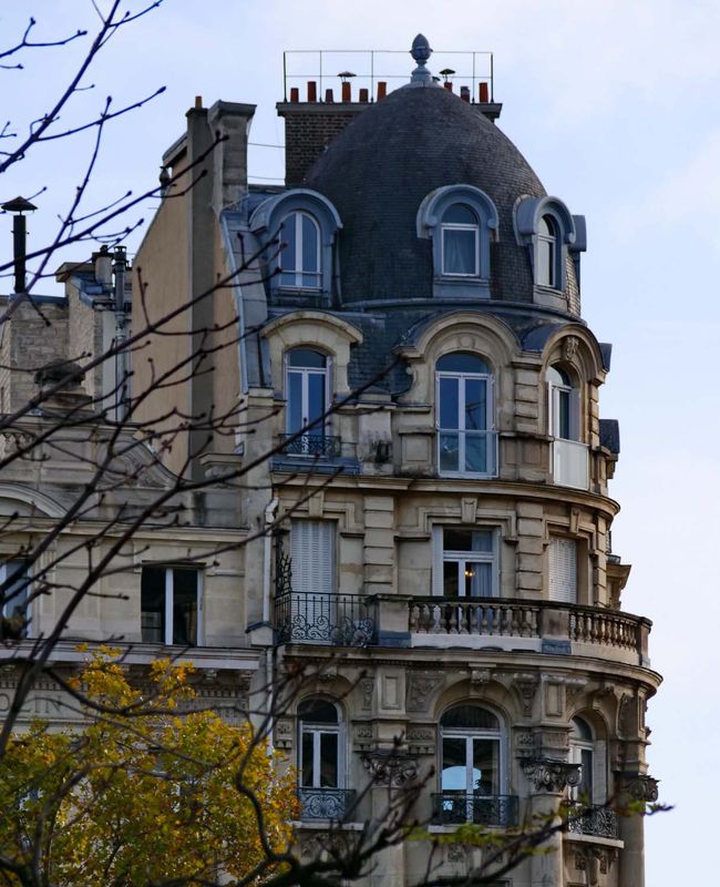 Detail of a building seen from the Jardin du Luxembourg. 