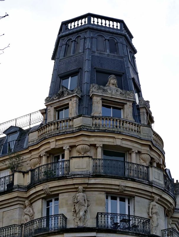 Detail of a building seen from the Jardin du Luxembourg. 