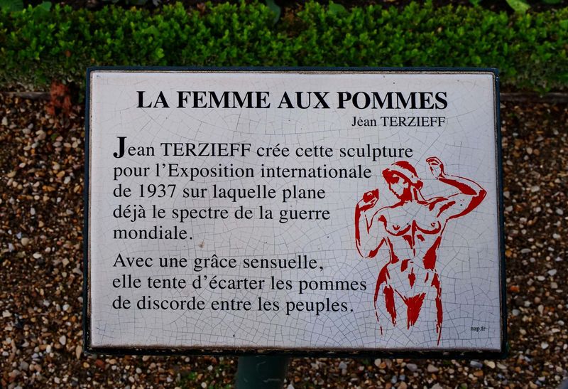 Explanation about la femme aux pommes. 